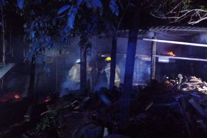 Bomberos sofocan incendio en vivienda abandonada de Apatzingán