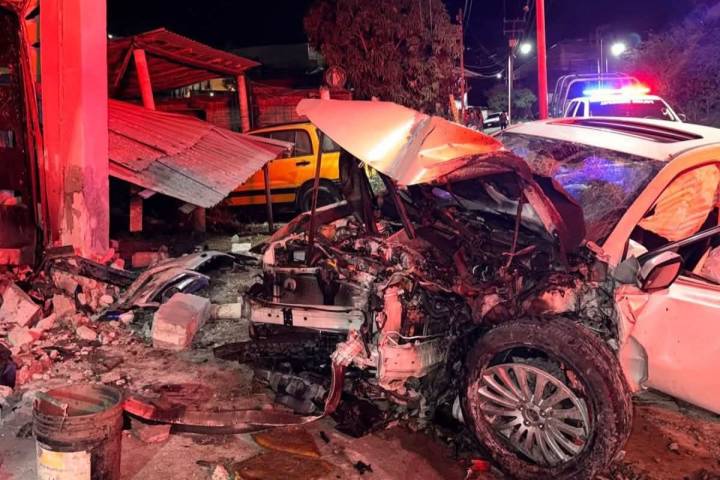 Auto choca contra inmueble en Tacámbaro; 2 adolescentes quedan heridos