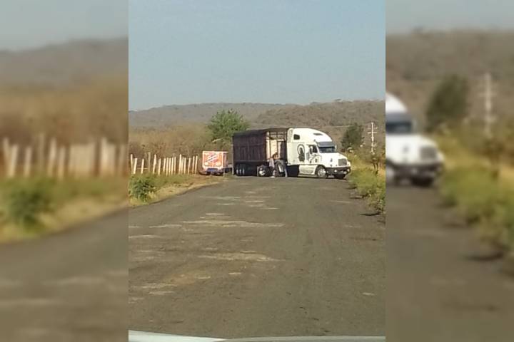 Se reporta bloqueo carretero en Villamar