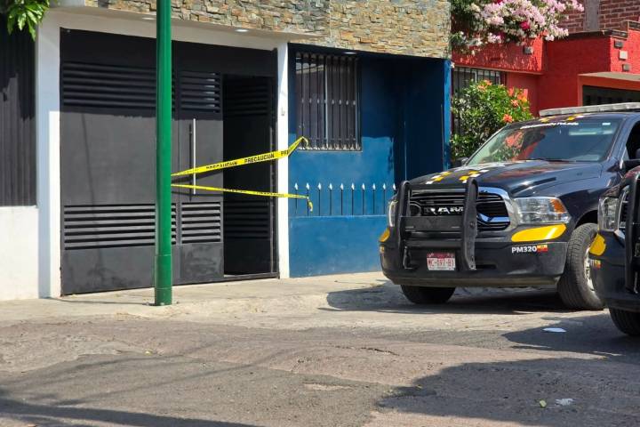 Hallan a hombre muerto y con huellas de violencia dentro de domicilio en Morelia 