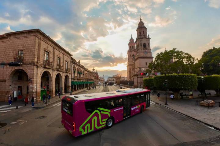 Proyecta Bedolla ampliación de la ruta del Morebús hasta el Mercado Independencia